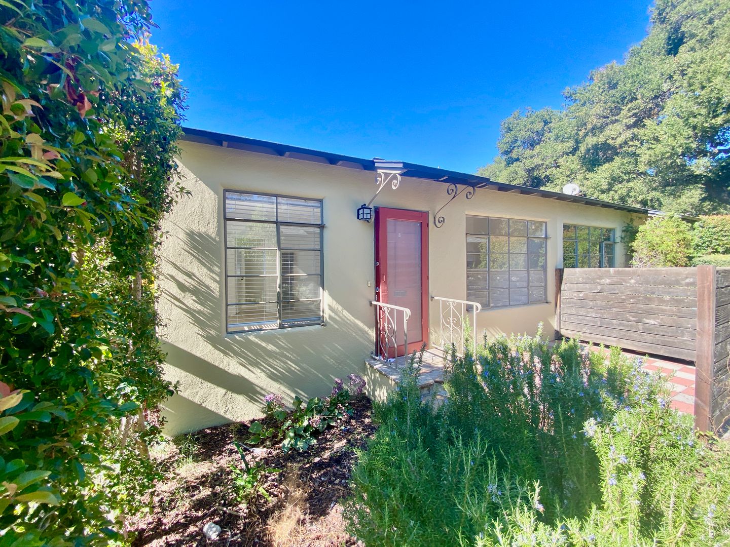 Santa Barbara Apartment: 2515, 2517 & 2519 Orella Street