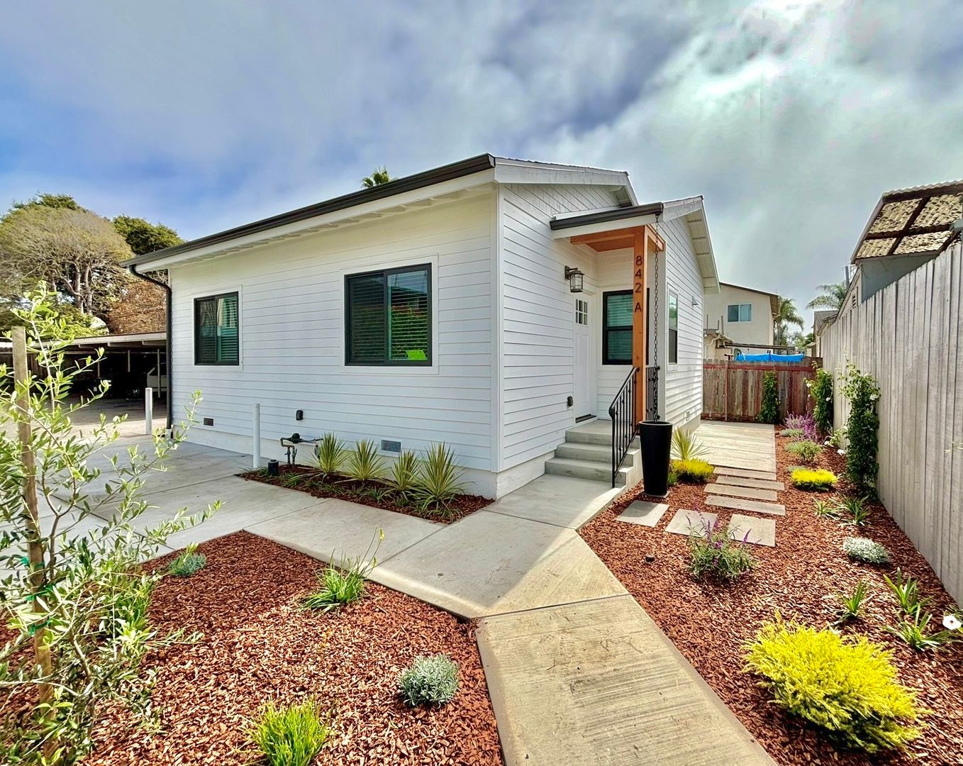 Carpinteria Apartment: 842 Walnut Ave.
