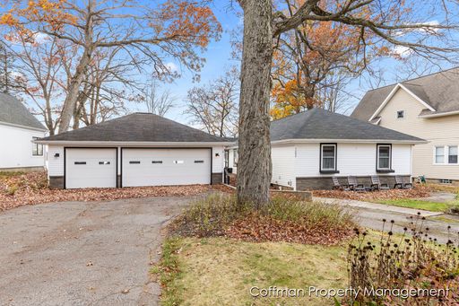 3 bed, 2.5 bath Located on Bostwick Lake