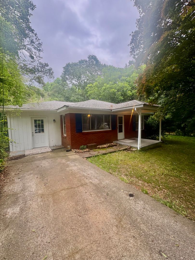 Winston House: 6706 Post Road