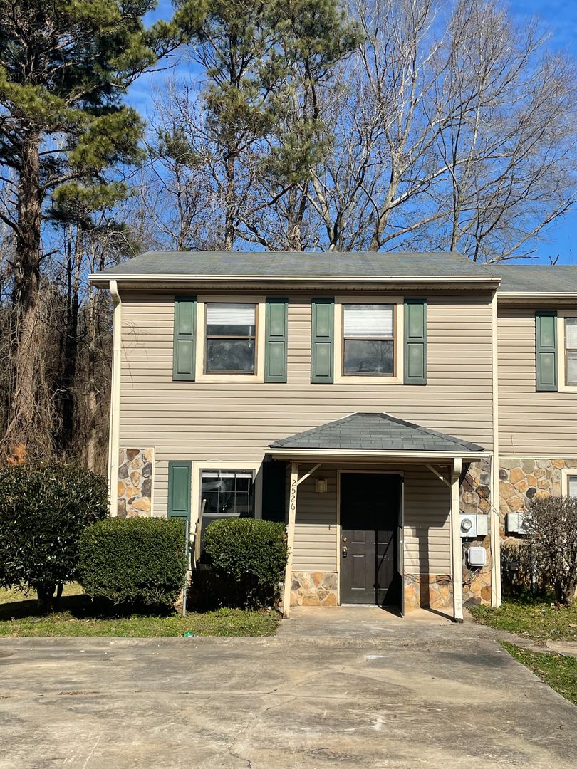 Lithia Springs House: 2526 Sweetridge Ct
