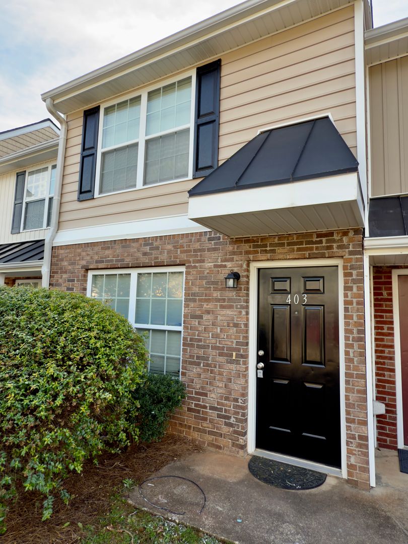 Dallas Townhome: 403 WI Pkwy