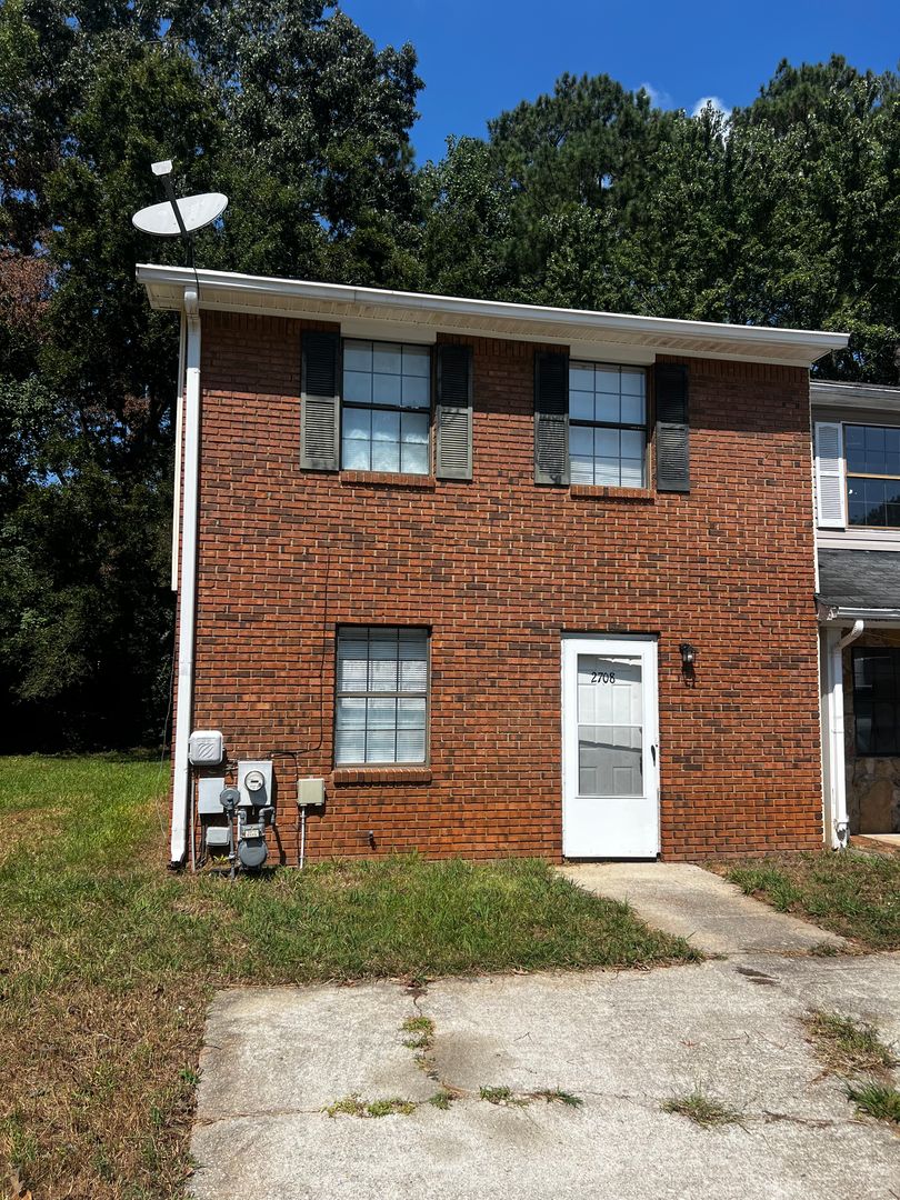 Austell Townhome: 2708 Greystone Ct