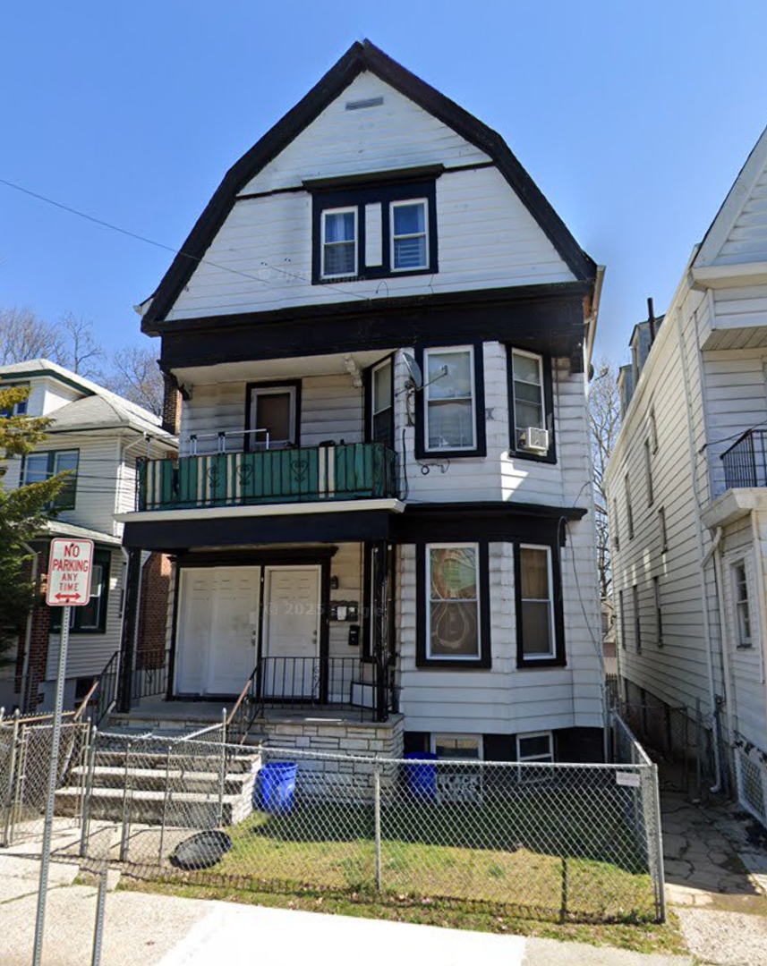 Newark Apartment: 106 N Munn Ave