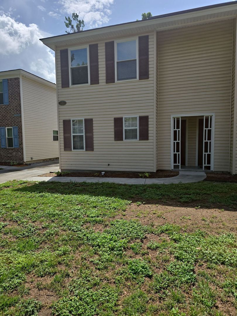 Savannah Townhome: 9810-A Whitfield Avenue
