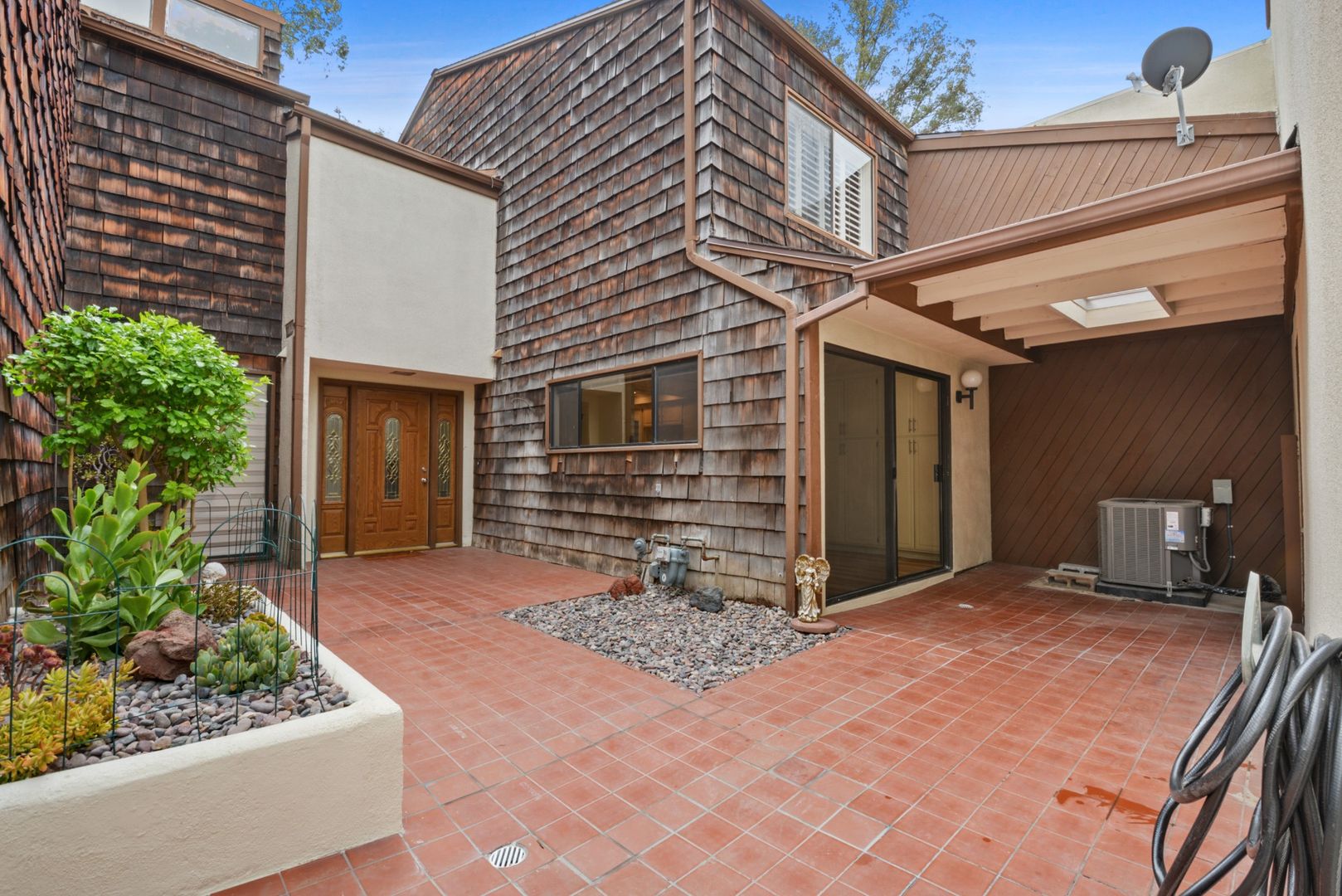 WHITTIER House: 15025 WHITTIER BLVD