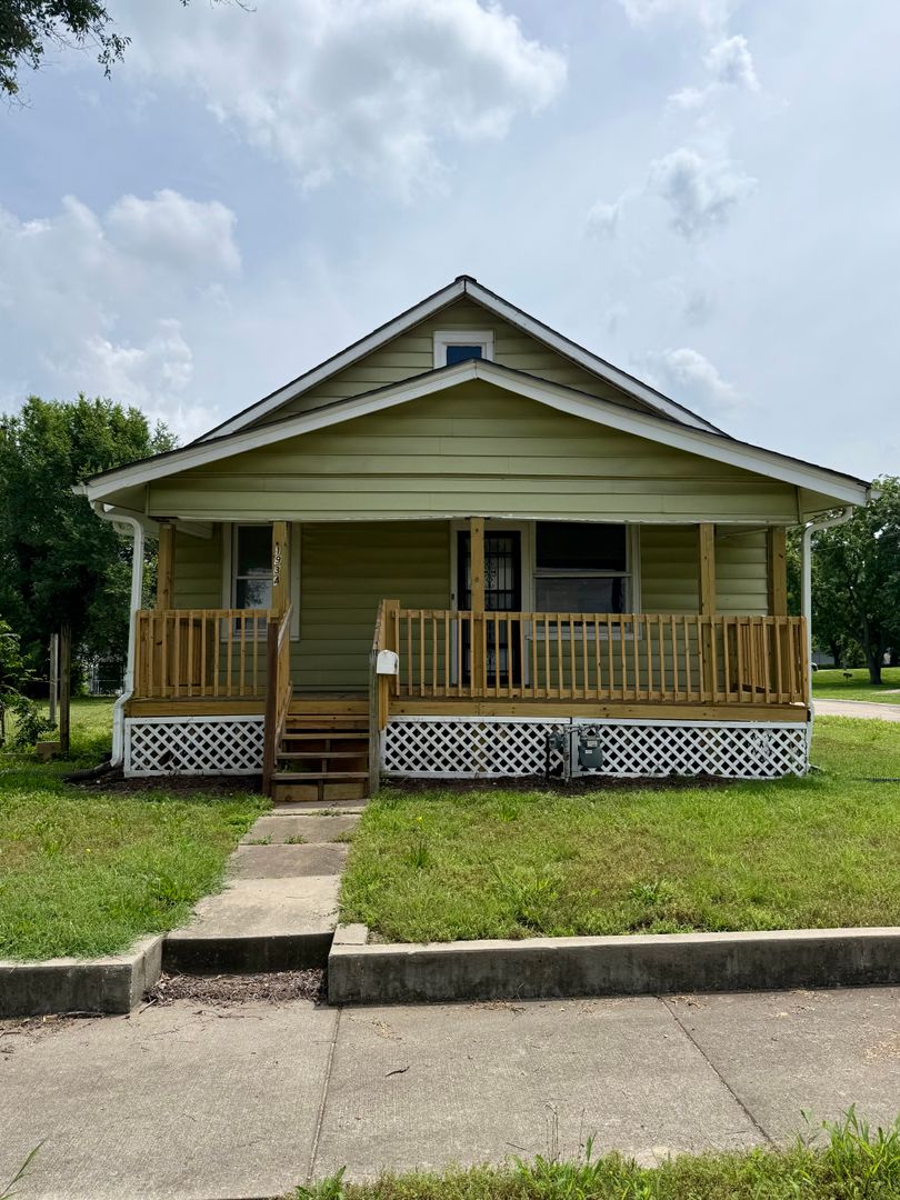 Topeka House: 1934 SW Van Buren Street