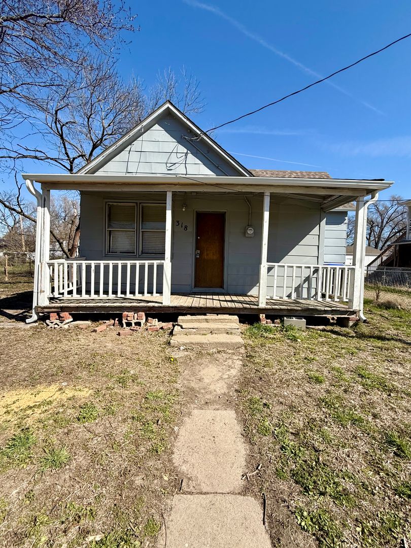 Topeka House: 318 NE Paramore Street