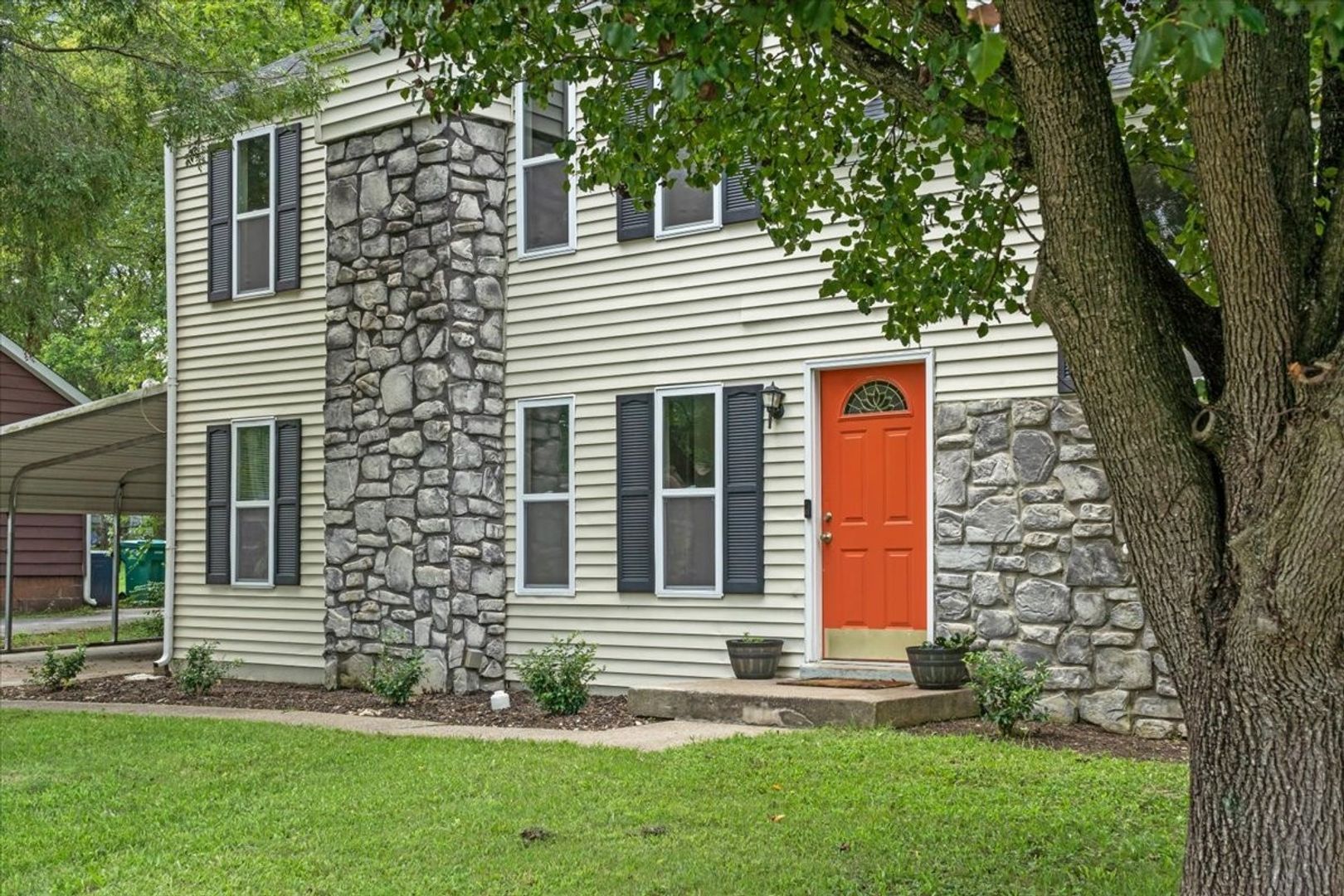 La Vergne House: 588 Blake Moore Dr