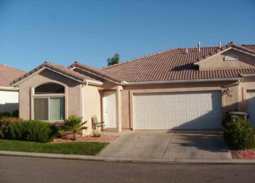 Available 10/10/26! Great 3 bedroom town home for rent! – photo 1