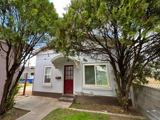Available Now -1 bed 1 bath with a private yard for rent! – photo 1