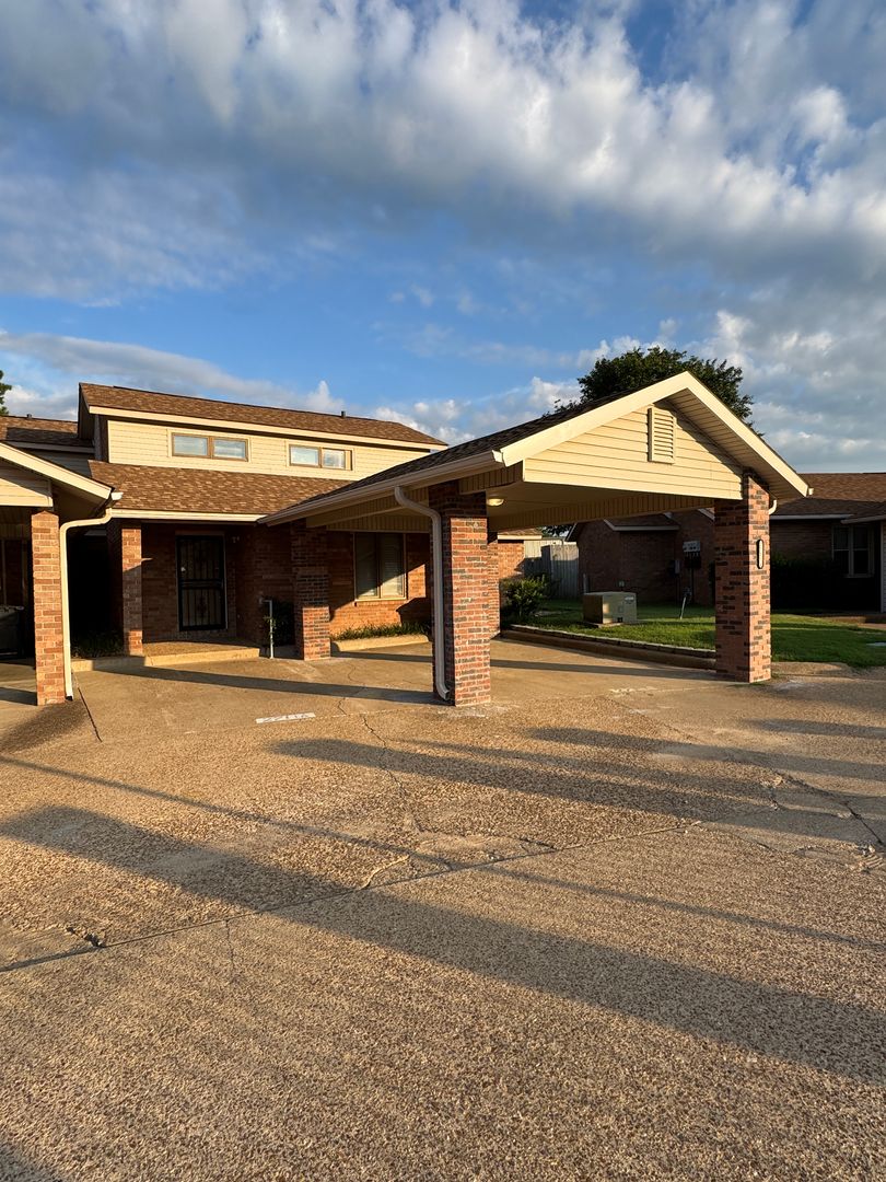 Jonesboro House: 2711 Greenbriar Dr. #A