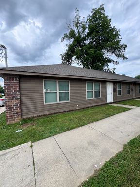 3 bed / 2 bath duplex Available Now – photo 1