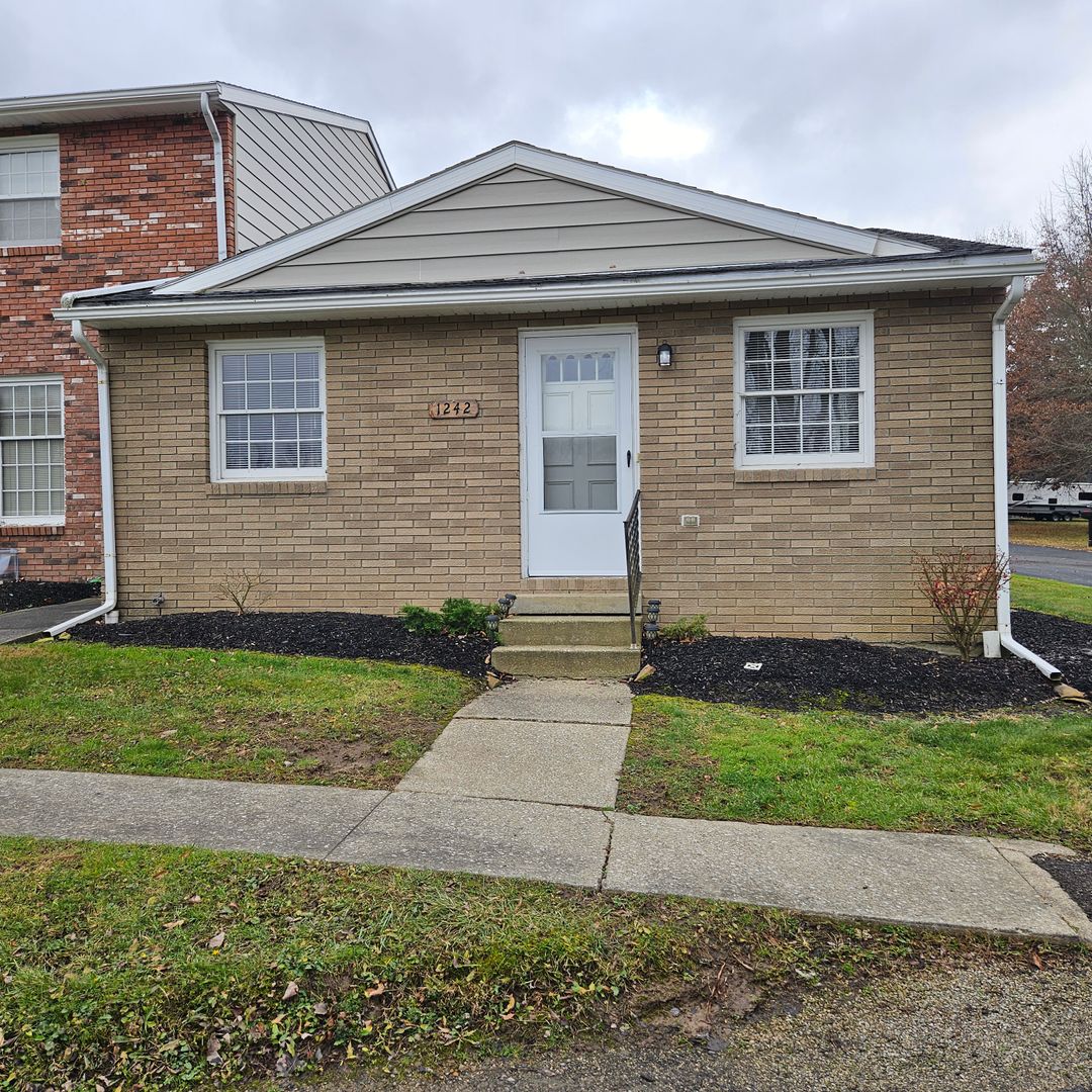Ashland Townhome: 1242 Colonial Drive