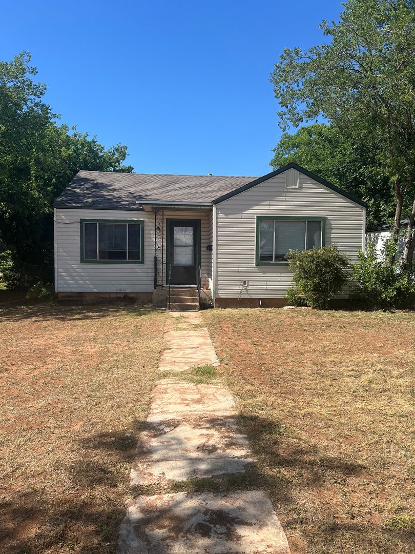 Abilene House: 634 EN 15th St.