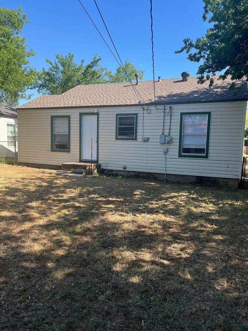 Abilene House: 634 EN 15th St.