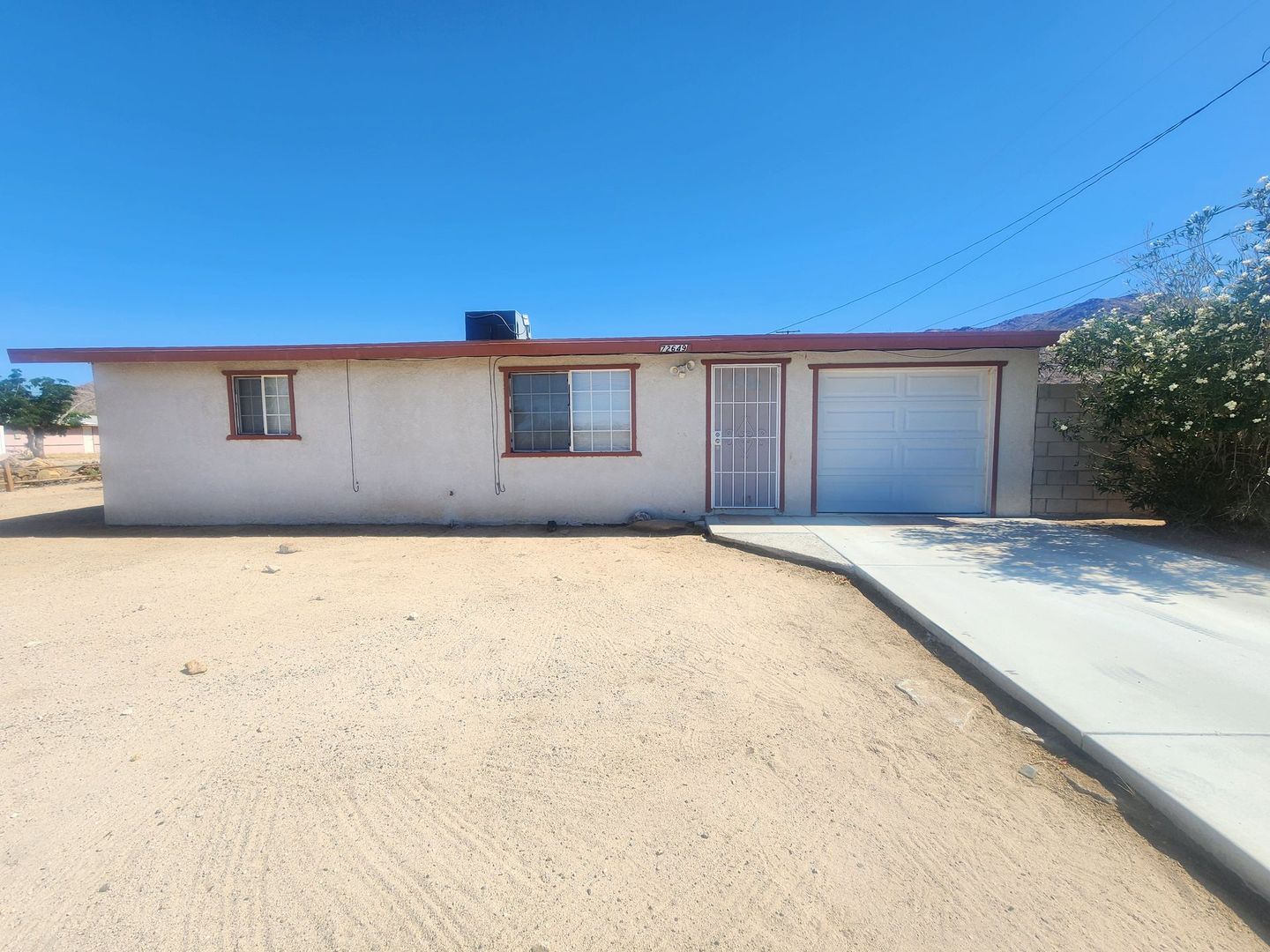Twentynine Palms House: 72649 Sullivan Rd