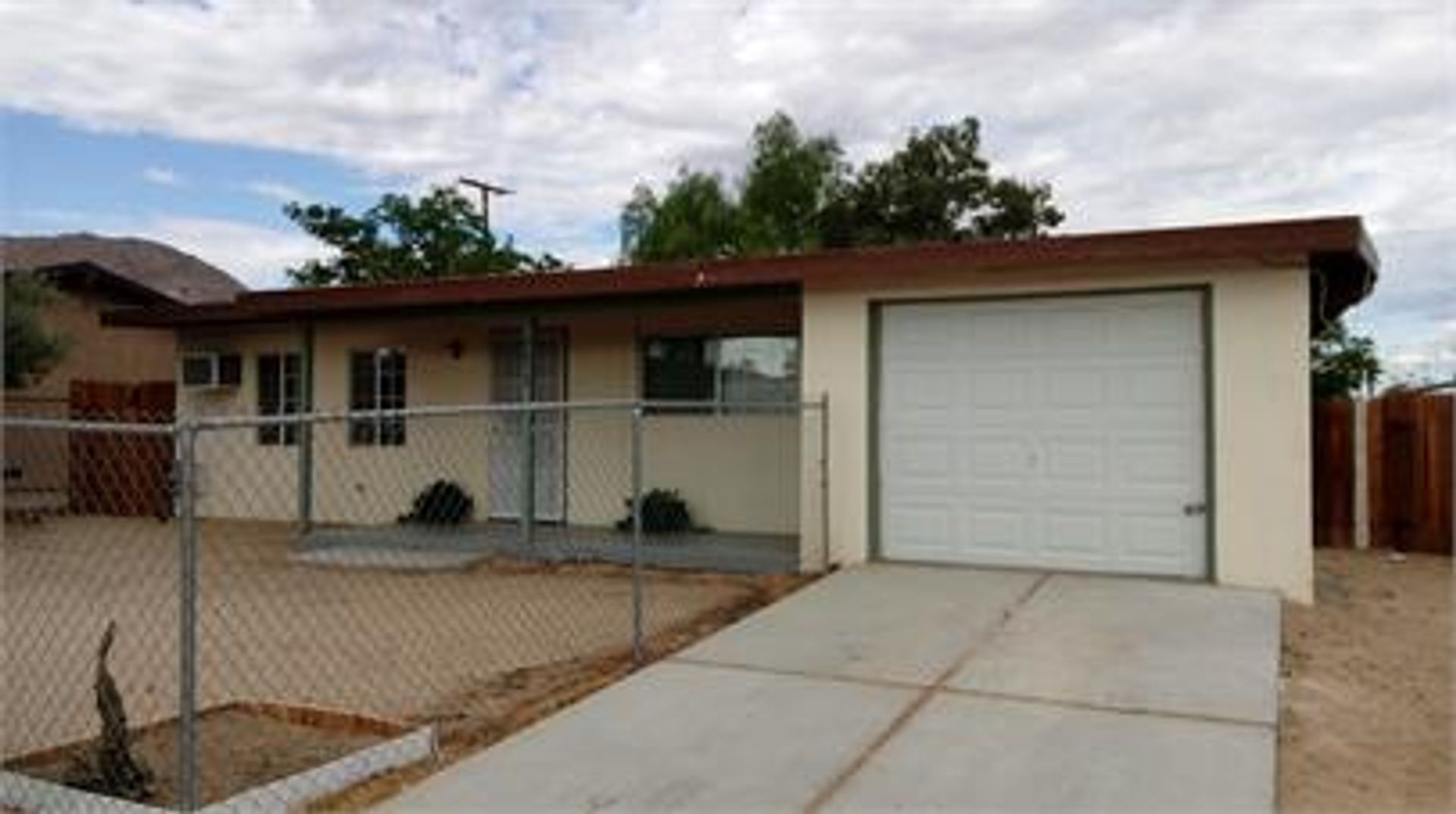 Twentynine Palms House: 6672 Rose Ellen Ave