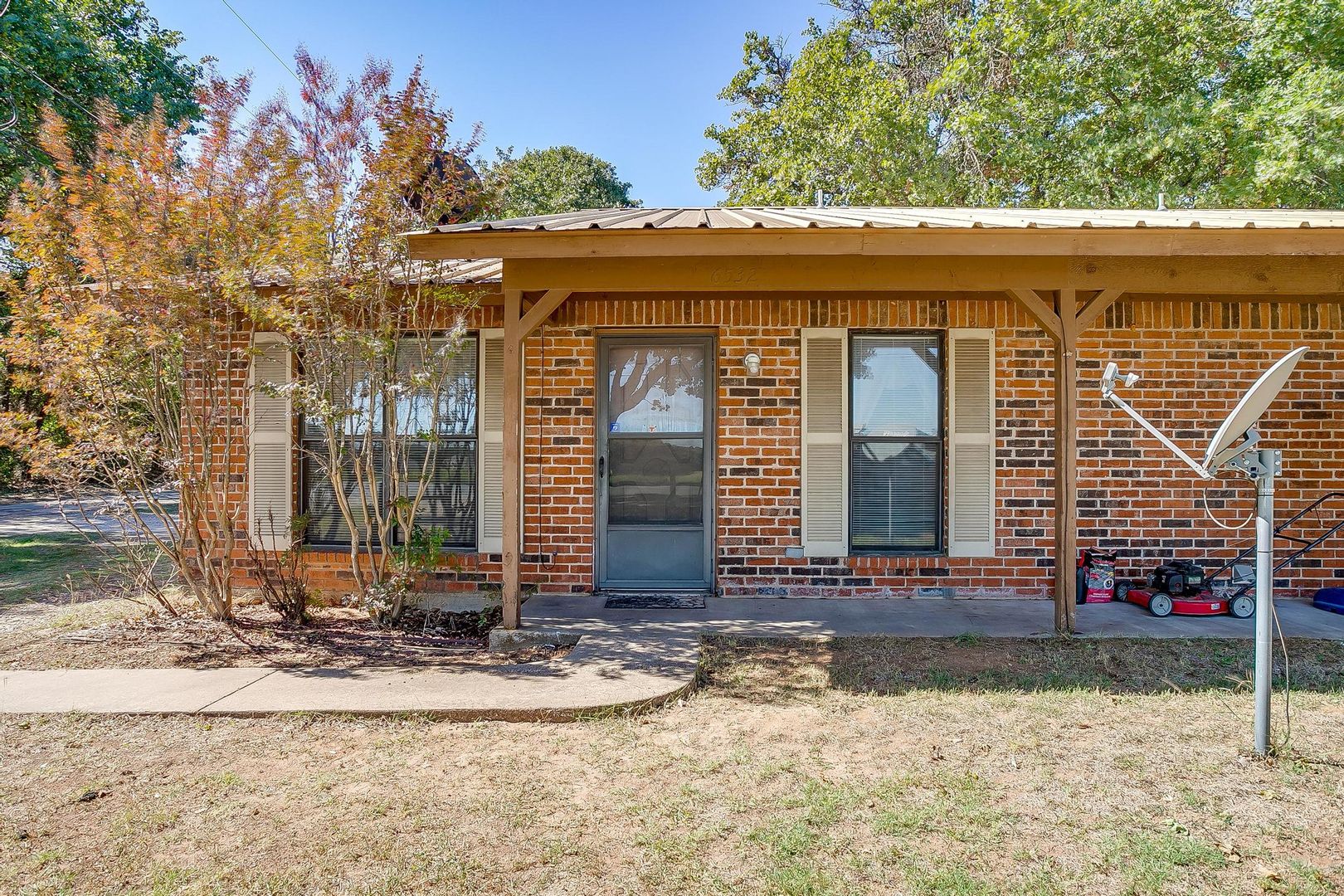 Granbury House: 6532 Fall Creek Hwy