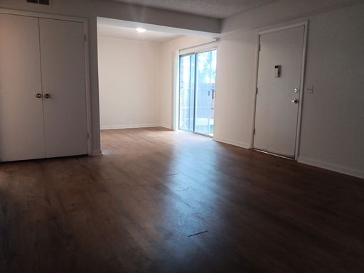 Classic 2 Bedroom, 1.5 Bath Townhouse with Private Patio – photo 1
