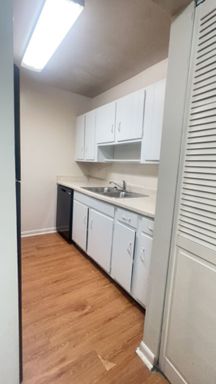 Classic 2 Bedroom, 1 Bath Courtyard Apartment – photo 1