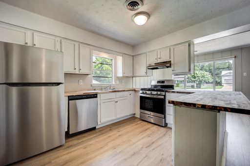 FREE MONTH RENT! Freshly Updated 3 Bedroom Home – photo 1
