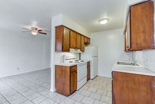 FREE MONTH RENT! The View 1500 1 Bedroom (All Utilities+TV+Internet Included) – photo 1