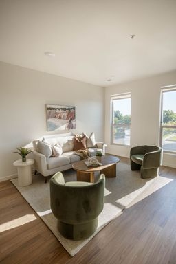 Flexible and Furnished – photo 1