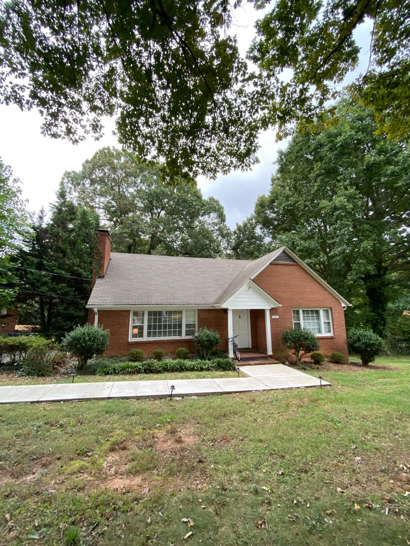 Winston Salem Apartment: 1821 Waycross