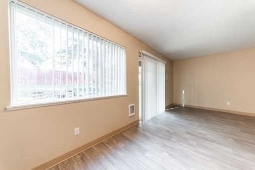 Affordable Student Housing Near Campus! – photo 1