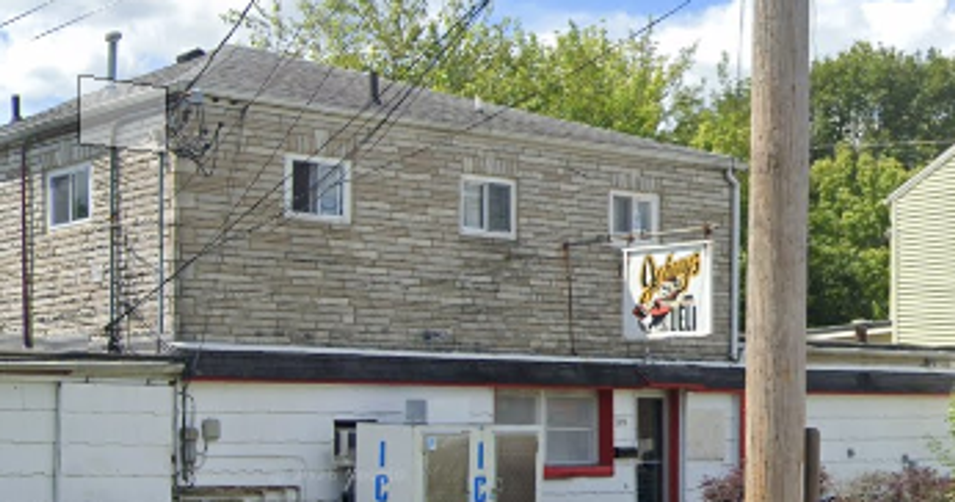 Oxford Apartment: 323 1/2 N. Campus Ave.