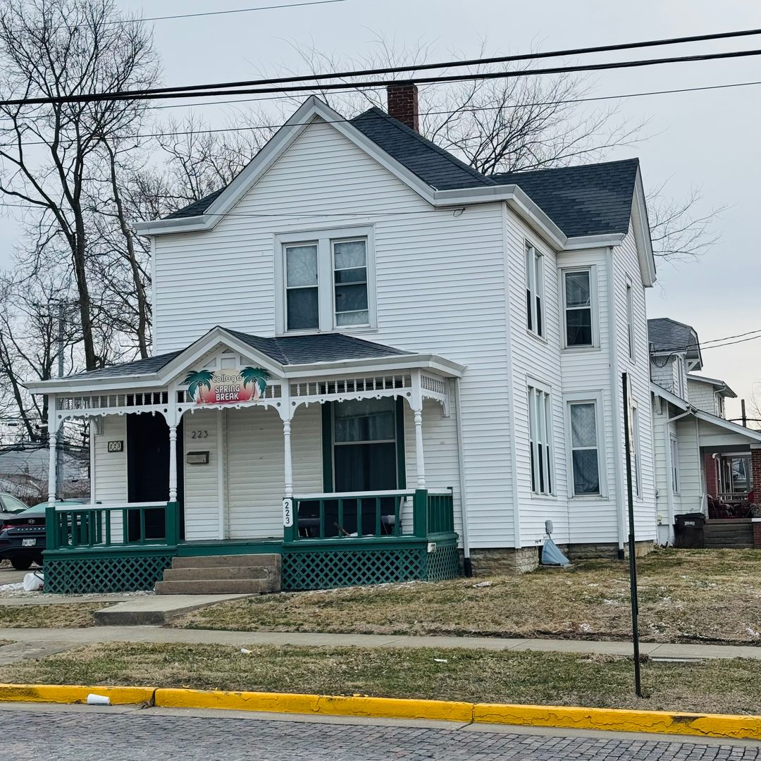 Oxford Apartment: 223 S. College Ave.