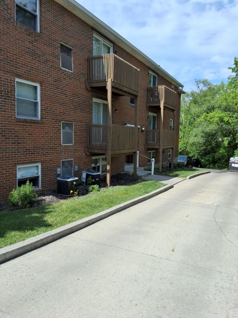Oxford Apartment: 1011 Arrowhead Dr.