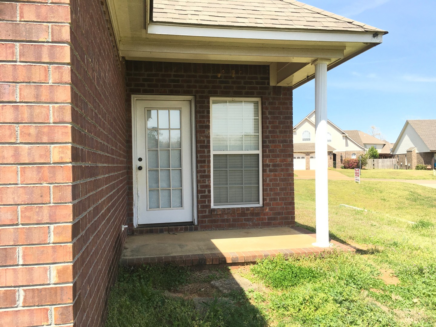 Oxford House: 233 Forest Glen