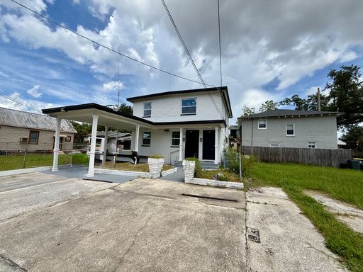 Charming 3-Bedroom Home with Water Included – photo 1