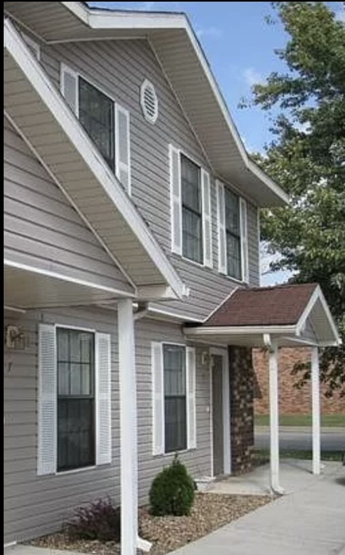 Springfield Townhome: 2210 E. Mac's Ct. Unit #2