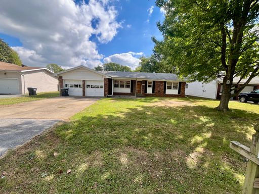 3 bedroom 1.5 bathroom with updated kitchen located in E Side of Springfield – photo 1