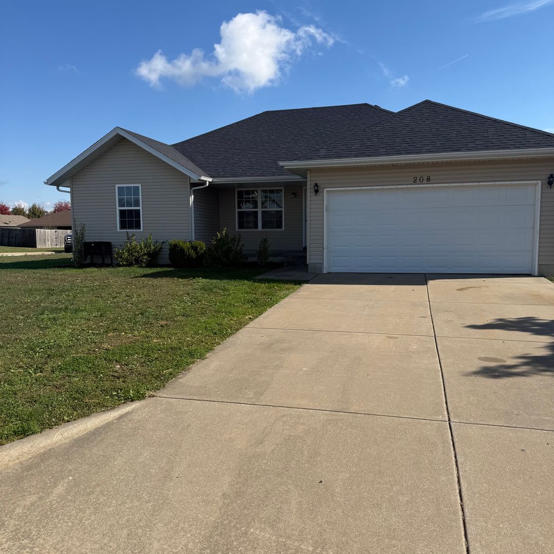 Clever House: 208 Christopher Ln