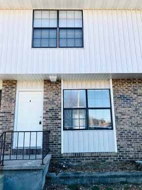 2 Bedroom 1.5 bathroom Townhome – photo 1