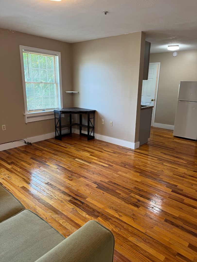 Portsmouth Apartment: 948 Rt 1 Bypass