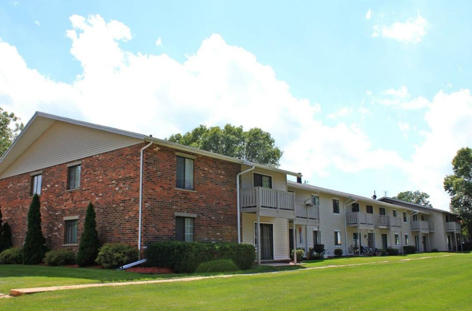 Sun Prairie Apartment: 2001 - 2017 Wyoming Avenue
