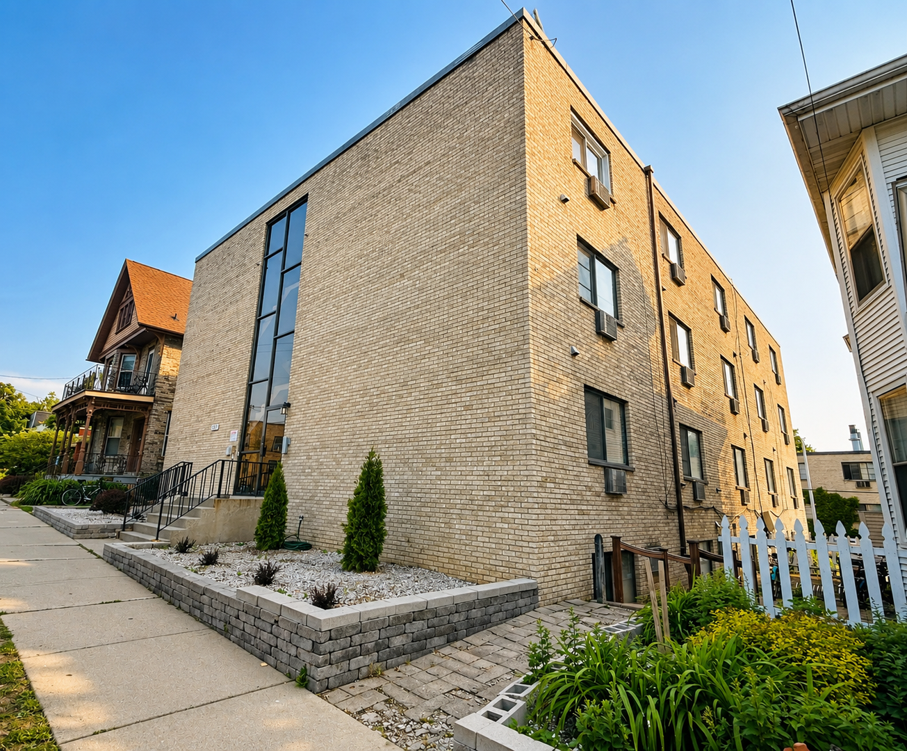 Madison Apartment: 121 S Hancock Street