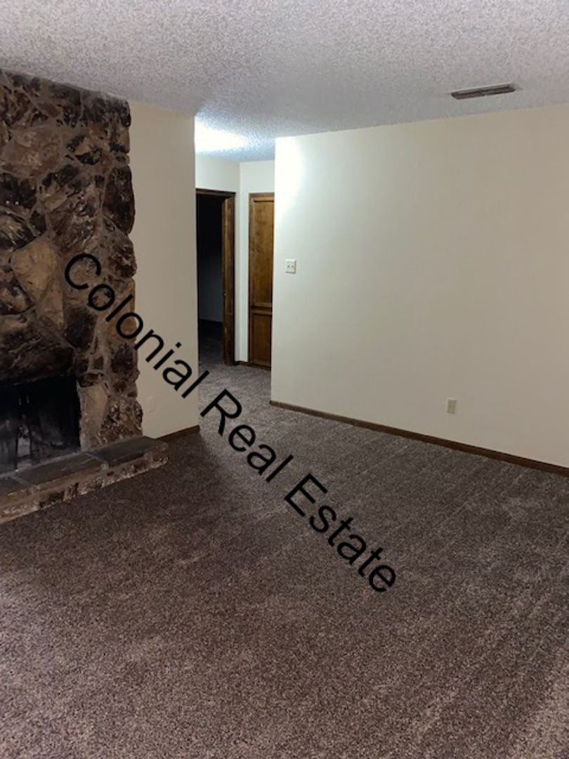 Clovis Apartment: 2116 Gladstone