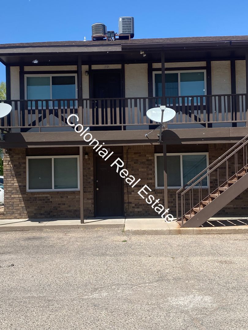 Clovis Apartment: 813 Laurelwood