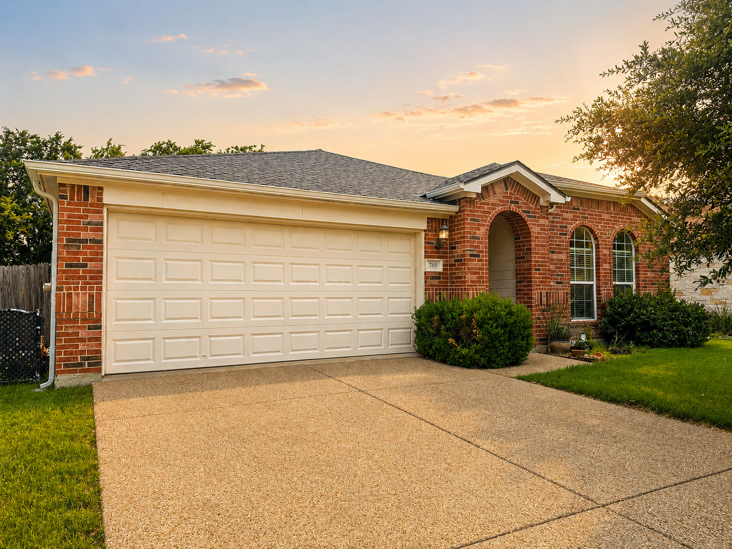 Leander House: 789 Kingfisher Ln