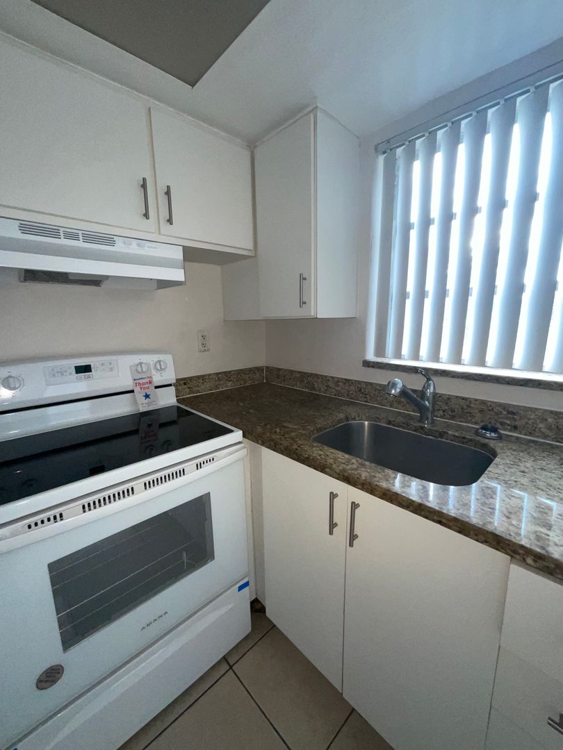 Charming 2b1b FOR RENT 4/15/23 6 of 6
