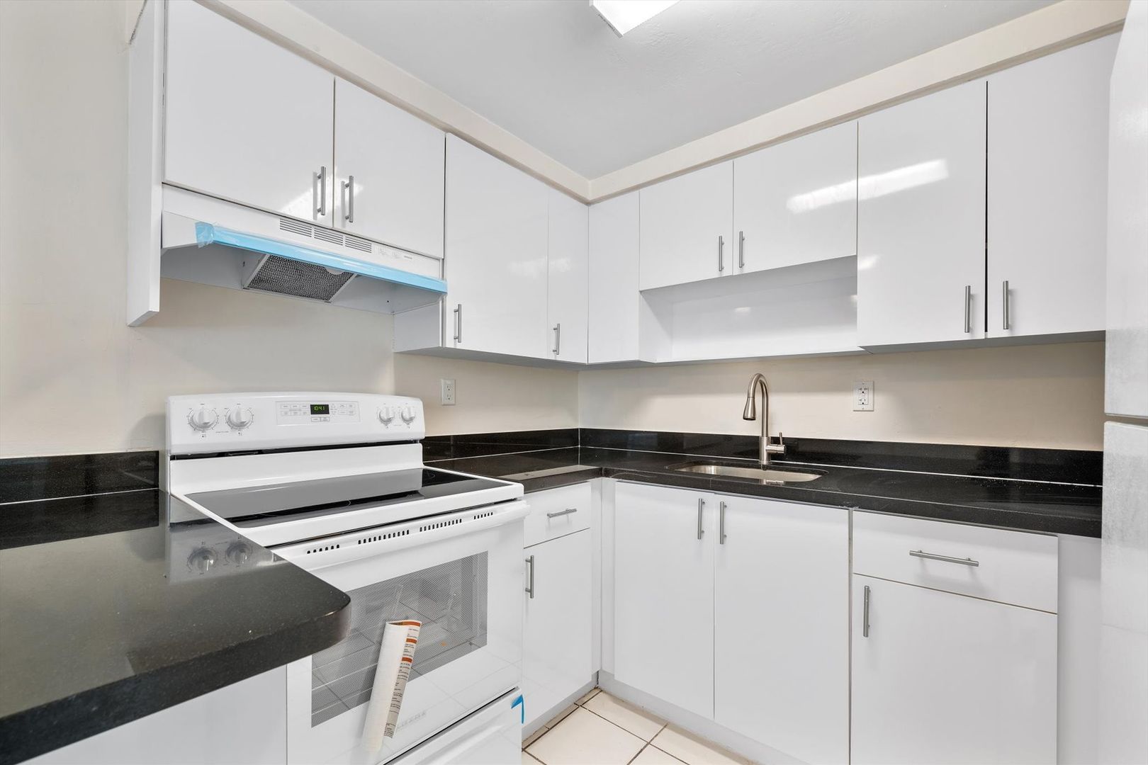 Remodeled 2BR/1BA in Sans Souci with Pool, Free Parking & Great Location 5 of 8