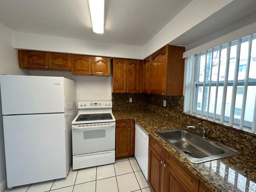 Beautiful and spacious corner unit, two bedroom two bathroom located in the heart of North Miami Beach – photo 1
