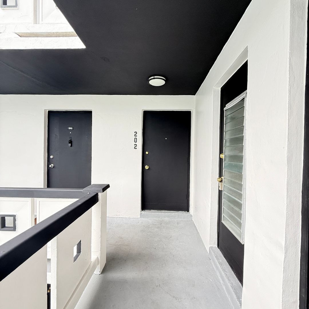 Hollywood Apartment: 1715 N 16th Avenue