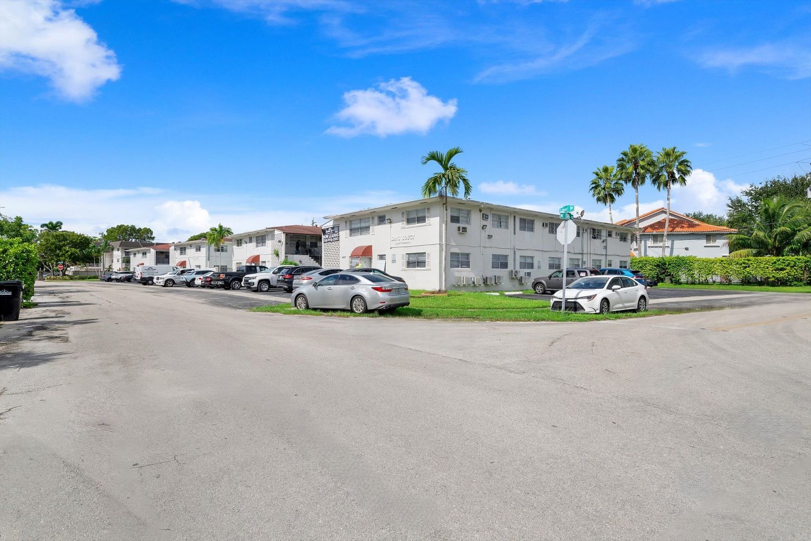 Remodeled 2BR/1BA in Sans Souci with Pool, Free Parking & Great Location 4 of 8